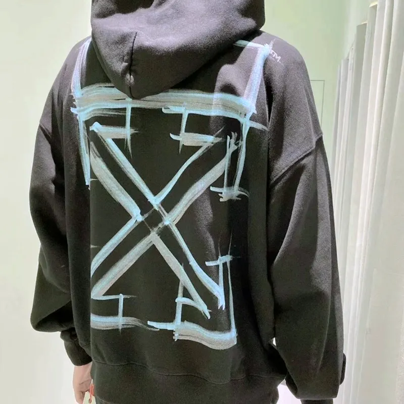 ♻️💯Upper body reference model picture❤️Top tested version 2022OFF OW WHITE new blue chalk marker depicting arrow loose trendy brand unisex casual autumn and winter hoodie sweatshirt Everyone take a look at the details of this enlarged picture, the print is like a chalk drawing, the image is lifelike. The printing uses Kornit digital direct inkjet printing, which adds particle direct inkjet printing. So it looks like chalk. But don’t worry about the anchorage of the printing, it will never fall off. Backwash and sun-resistant, machine washable without stress. Absoluteness distinguishes the offset printing on the market, which is perfunctory and cannot restore the texture of pink and ink at all! The side hems are initially folded, please pay attention! The fabric is made of 480 combed pure cotton terry, which has a full drape. Customized collar label, washed, hang tag. Color: Black Size: XS-L P:390